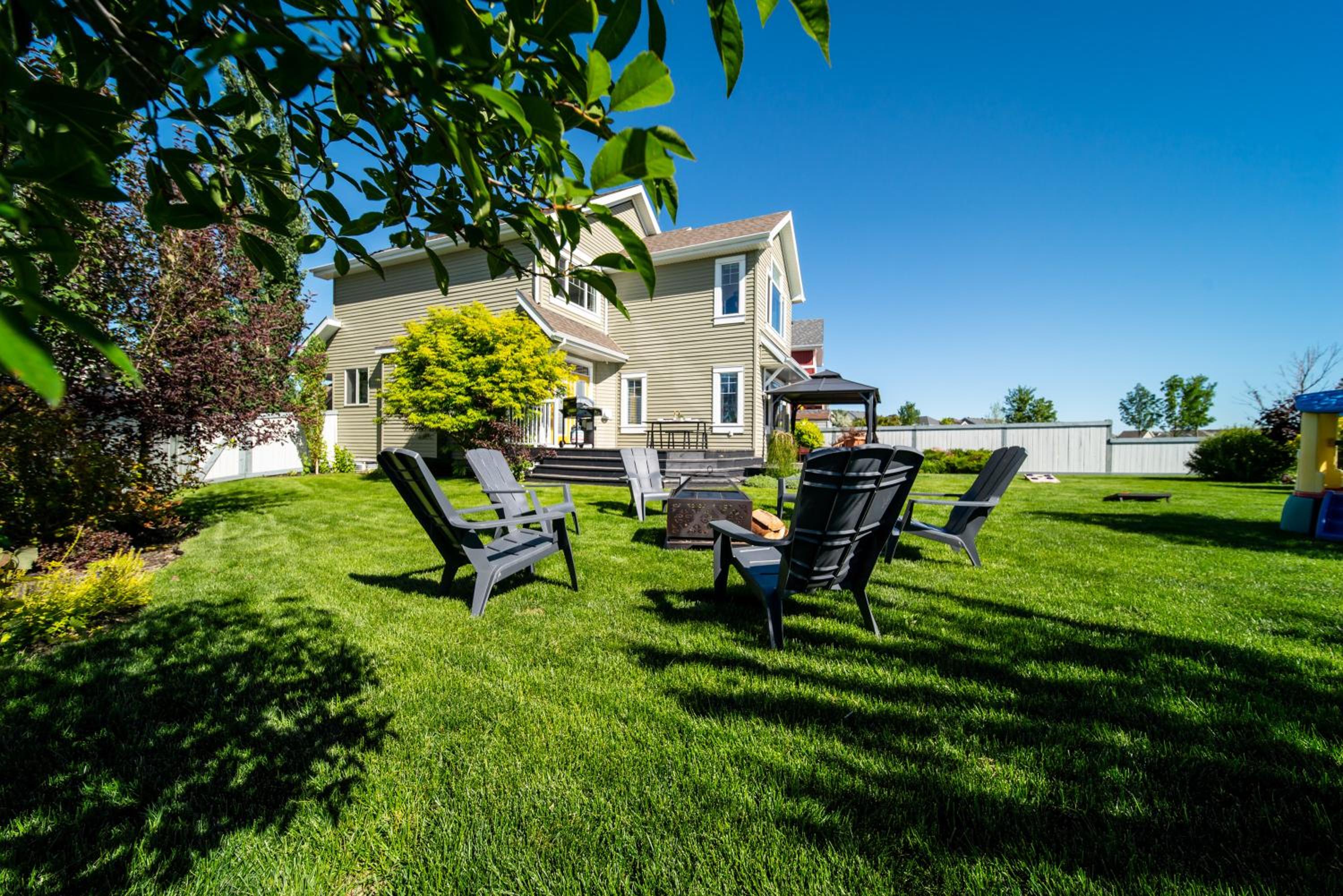 Amazing Luxe Home, AC, HUGE Yard, FirePit, Pet Friendly, Sleeps 10!