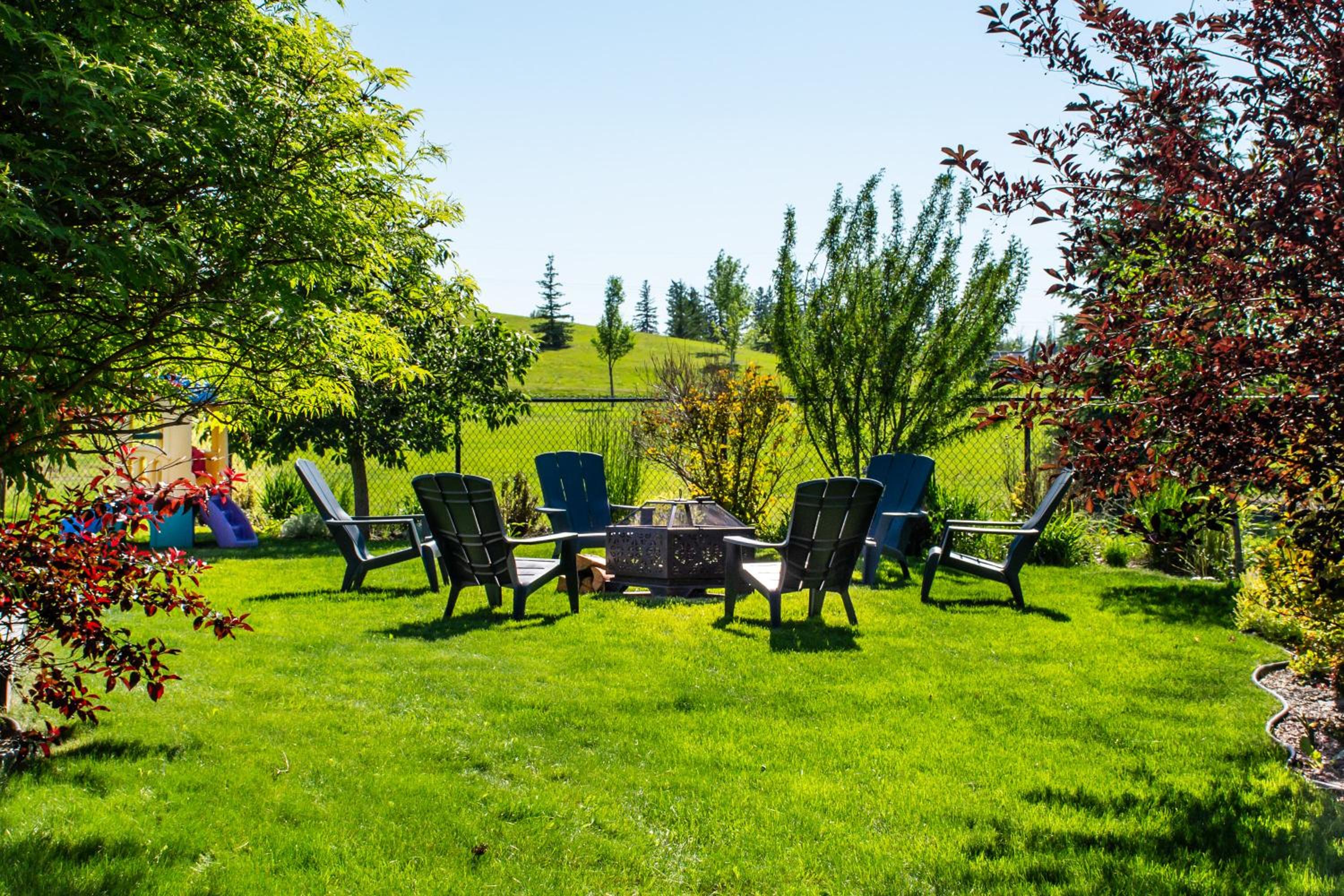 Amazing Luxe Home, AC, HUGE Yard, FirePit, Pet Friendly, Sleeps 10!