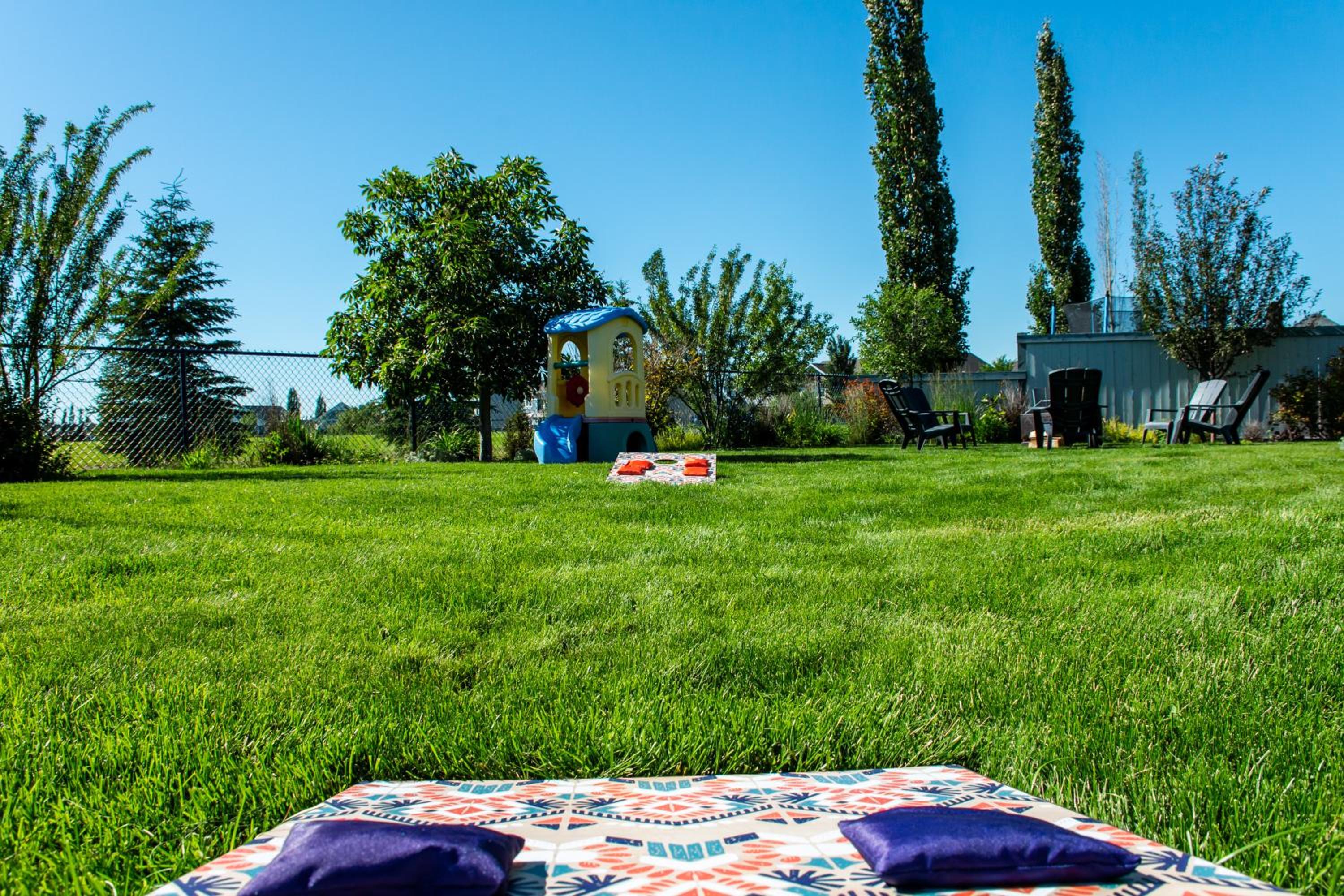 Amazing Luxe Home, AC, HUGE Yard, FirePit, Pet Friendly, Sleeps 10!