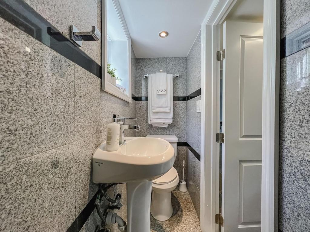 New Listing ! Captain's Cottage - Cold Spring Harbor Water Views - Property Image 72