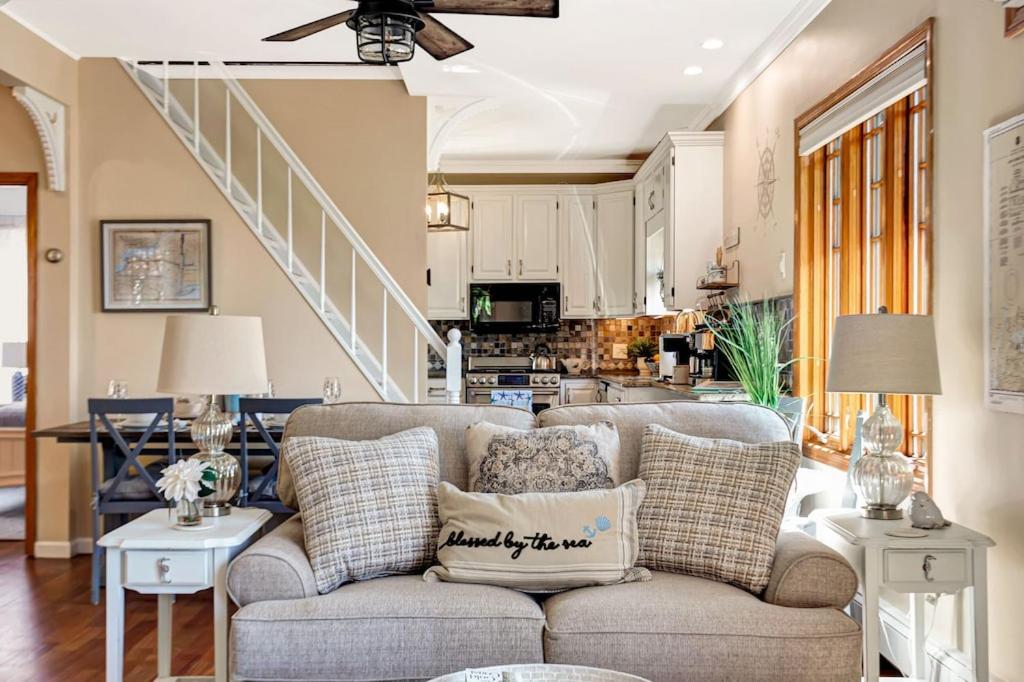 New Listing ! Captain's Cottage - Cold Spring Harbor Water Views - Property Image 15