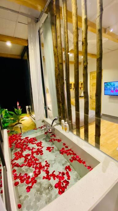 HomestayCHAT*InfinityTub1*Netflix*Hanoi*OldQuarter