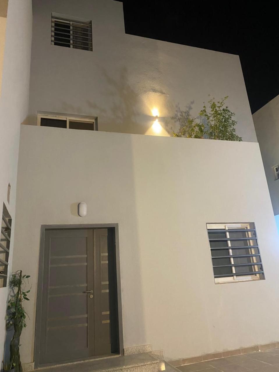 فيلا ثلاث طوابق وخمس غرف نوم