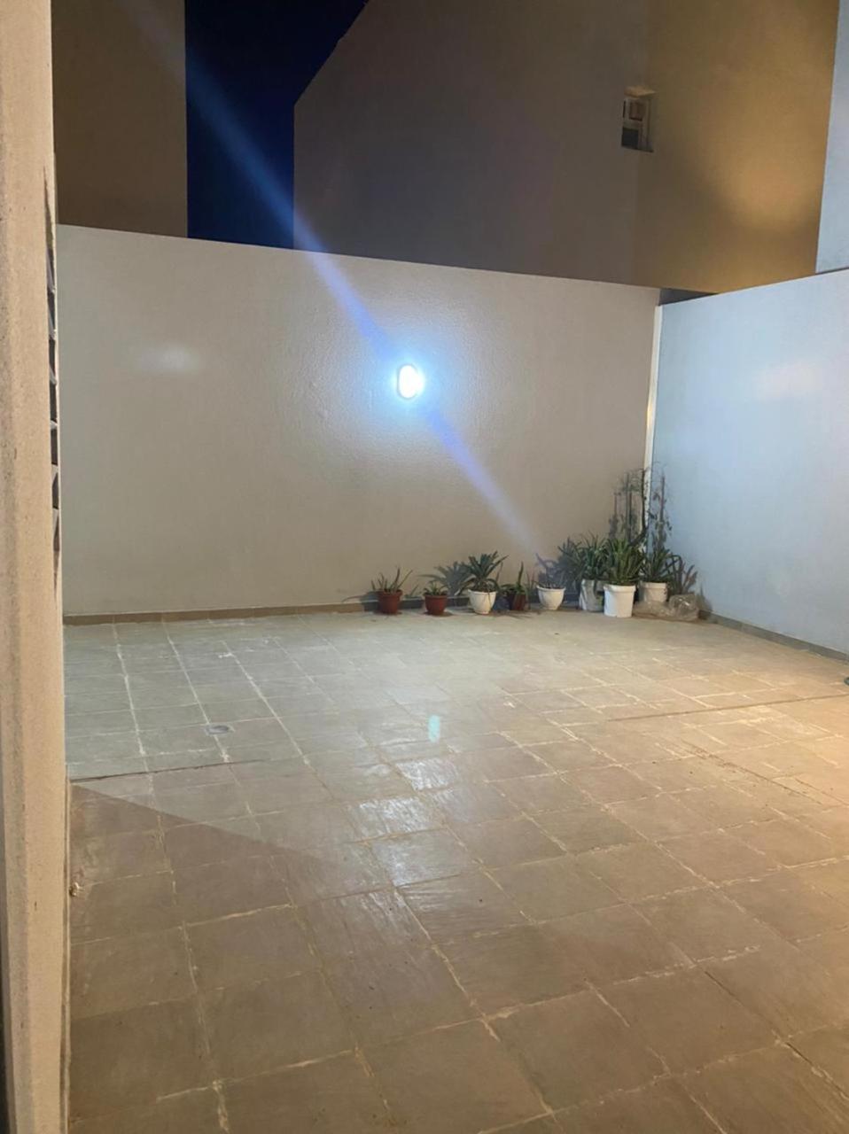 فيلا ثلاث طوابق وخمس غرف نوم
