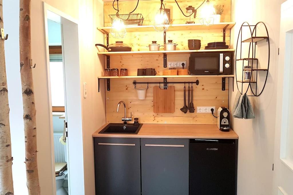 Appartment WALD byTILLY - Gemütliches Studio mit kleiner Dachterrasse, Waldrandlage & Parkplatz nahe Velden und Wörthersee