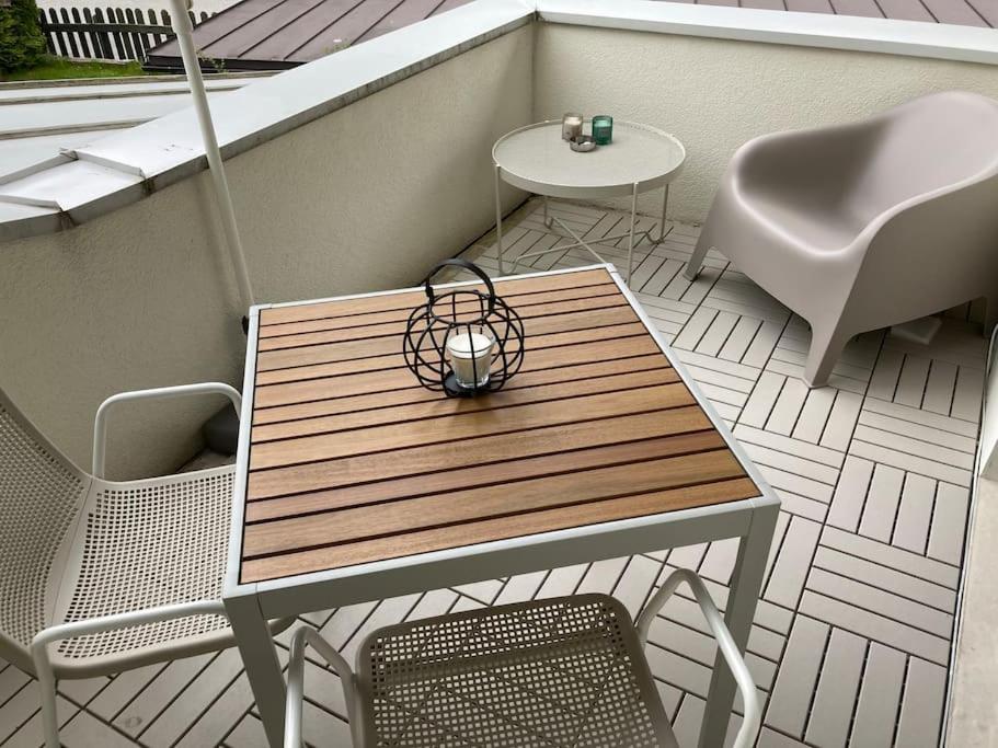 Appartment WALD byTILLY - Gemütliches Studio mit kleiner Dachterrasse, Waldrandlage & Parkplatz nahe Velden und Wörthersee
