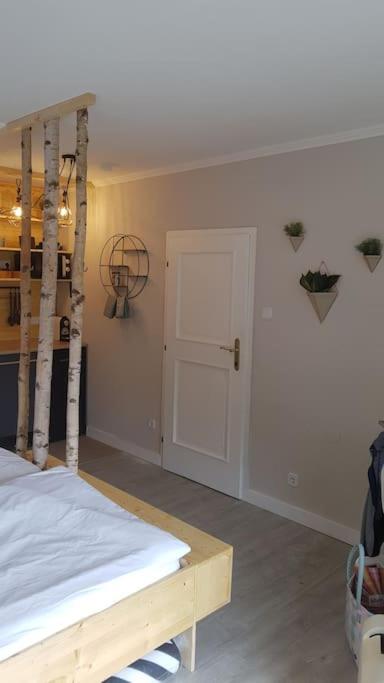 Appartment WALD byTILLY - Gemütliches Studio mit kleiner Dachterrasse, Waldrandlage & Parkplatz nahe Velden und Wörthersee