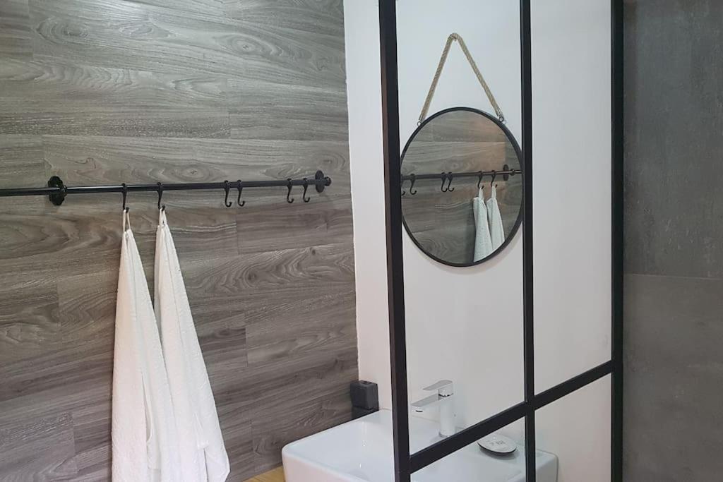 Appartment WALD byTILLY - Gemütliches Studio mit kleiner Dachterrasse, Waldrandlage & Parkplatz nahe Velden und Wörthersee