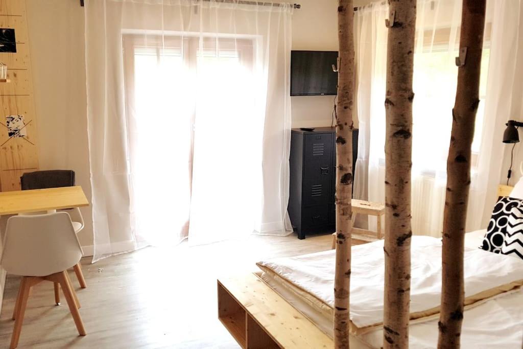 Appartment WALD byTILLY - Gemütliches Studio mit kleiner Dachterrasse, Waldrandlage & Parkplatz nahe Velden und Wörthersee
