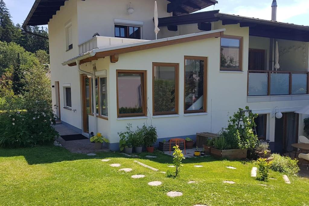 Appartment WALD byTILLY - Gemütliches Studio mit kleiner Dachterrasse, Waldrandlage & Parkplatz nahe Velden und Wörthersee