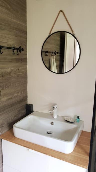 Appartment WALD byTILLY - Gemütliches Studio mit kleiner Dachterrasse, Waldrandlage & Parkplatz nahe Velden und Wörthersee