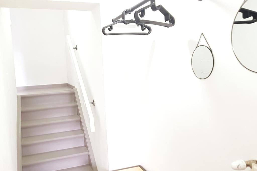 Appartment WALD byTILLY - Gemütliches Studio mit kleiner Dachterrasse, Waldrandlage & Parkplatz nahe Velden und Wörthersee