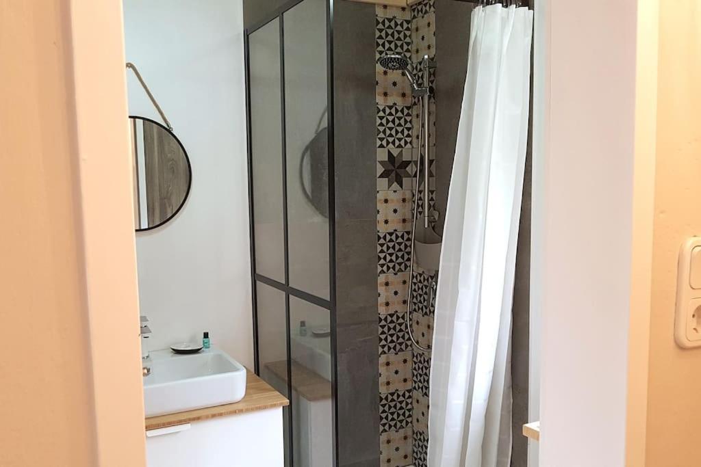 Appartment WALD byTILLY - Gemütliches Studio mit kleiner Dachterrasse, Waldrandlage & Parkplatz nahe Velden und Wörthersee