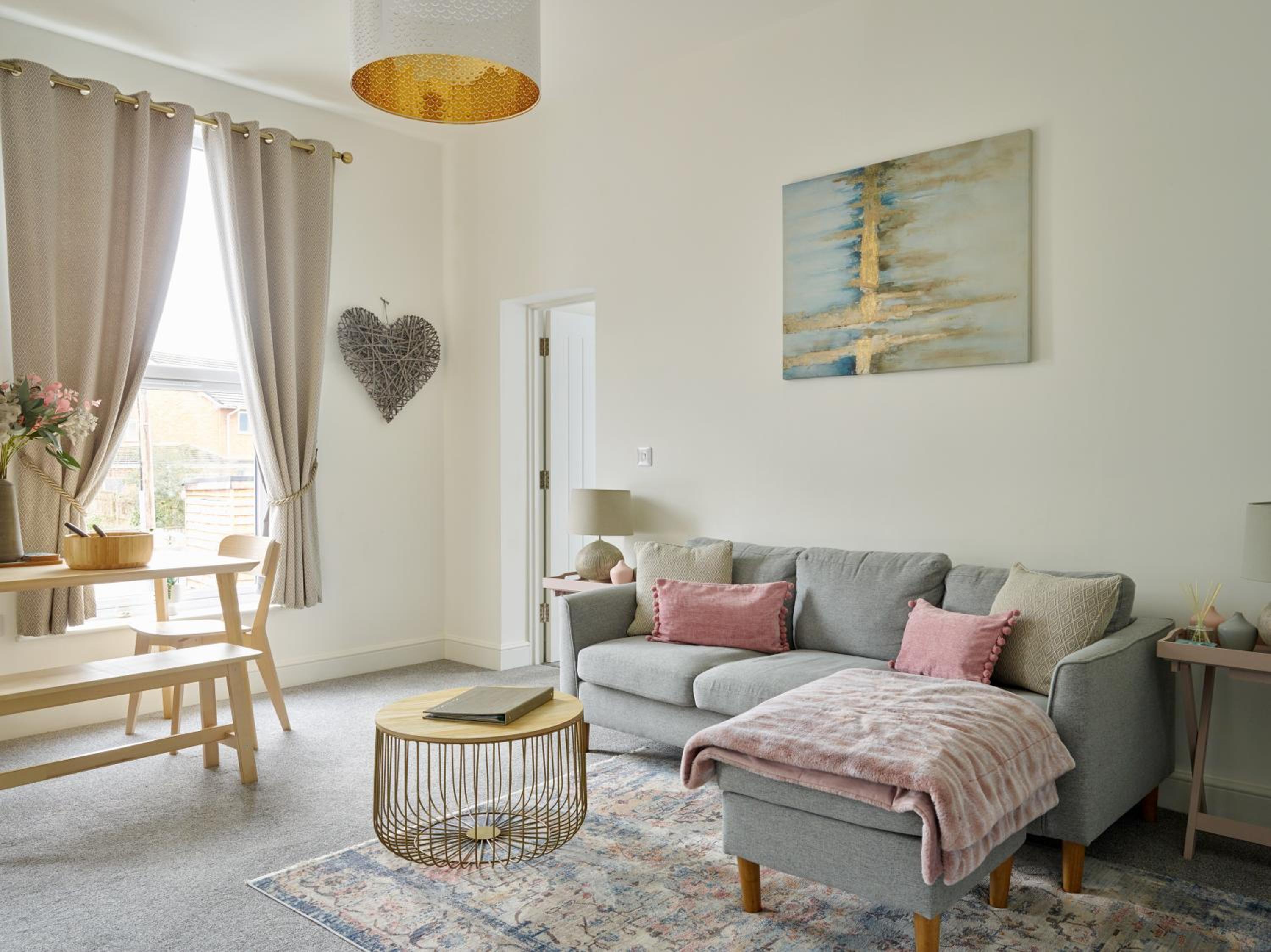 Curb Properties - Super 2 Bed Apartment 5 Min From Town Centre view 3