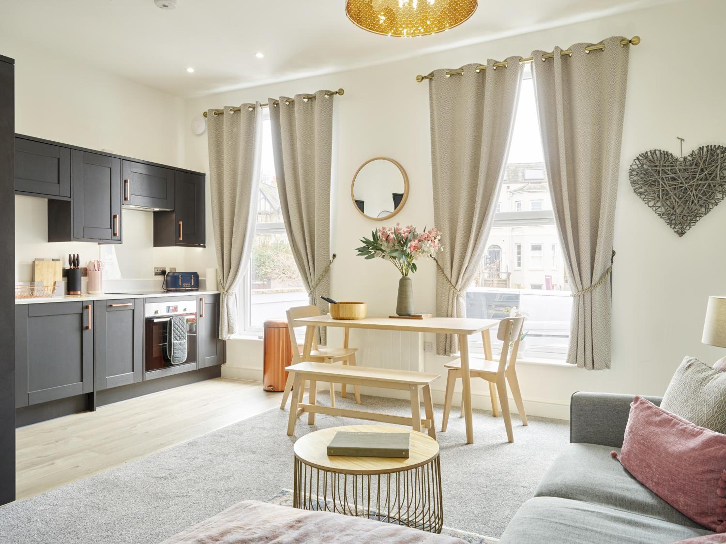 Curb Properties - Super 2 Bed Apartment 5 Min From Town Centre view 2