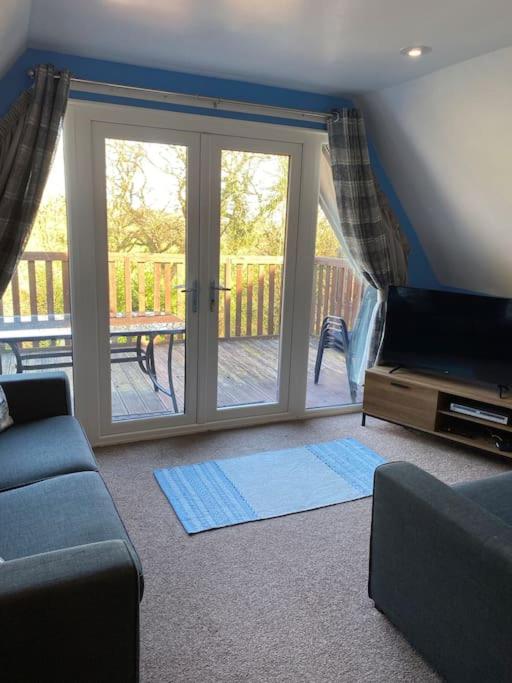 Hotel 3 Bedroom Lodge With Hot Tub On Lovely Quiet Holiday Park In Cornwall