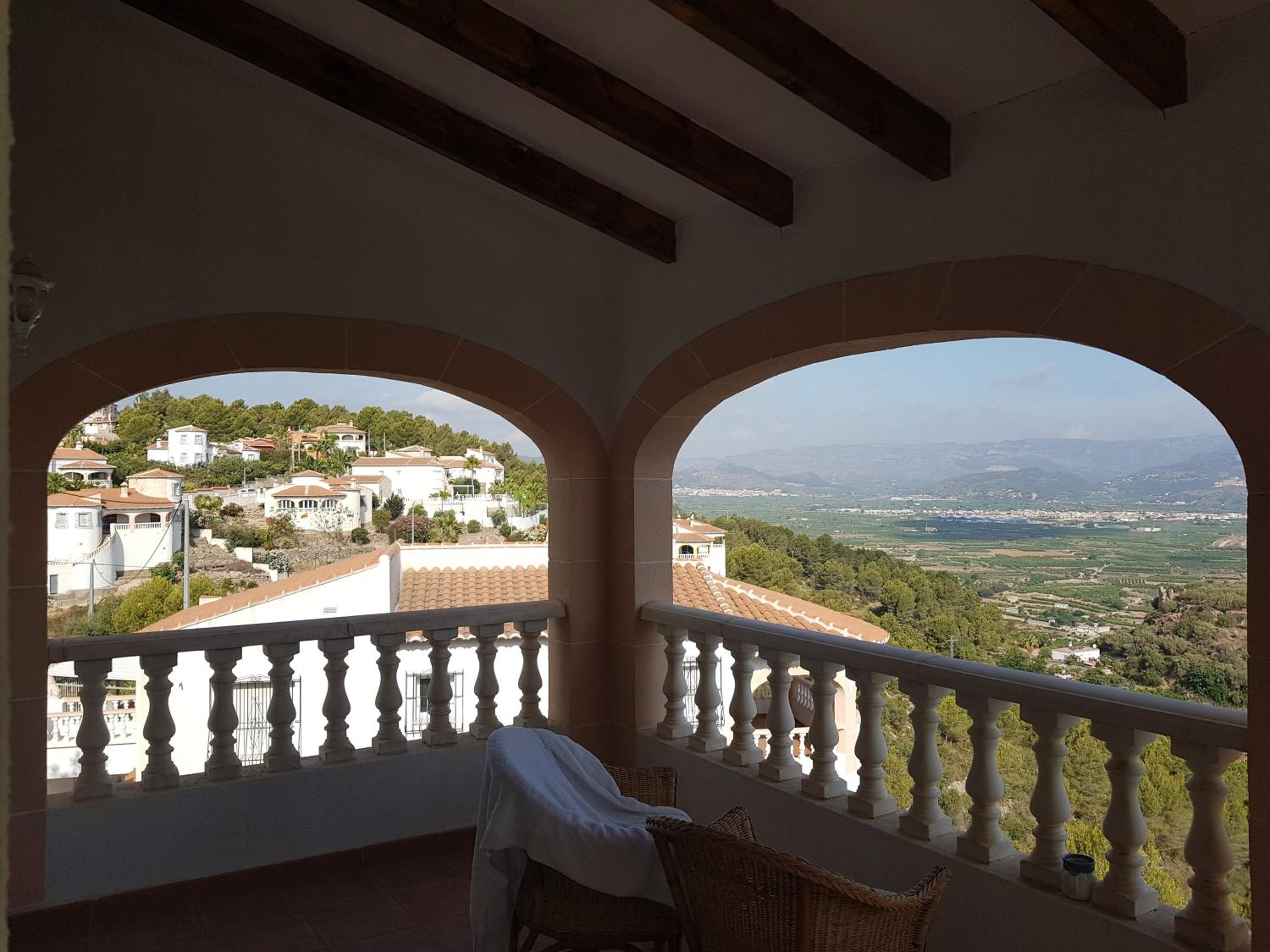 Self Contained hillside Villa with stunning vistas