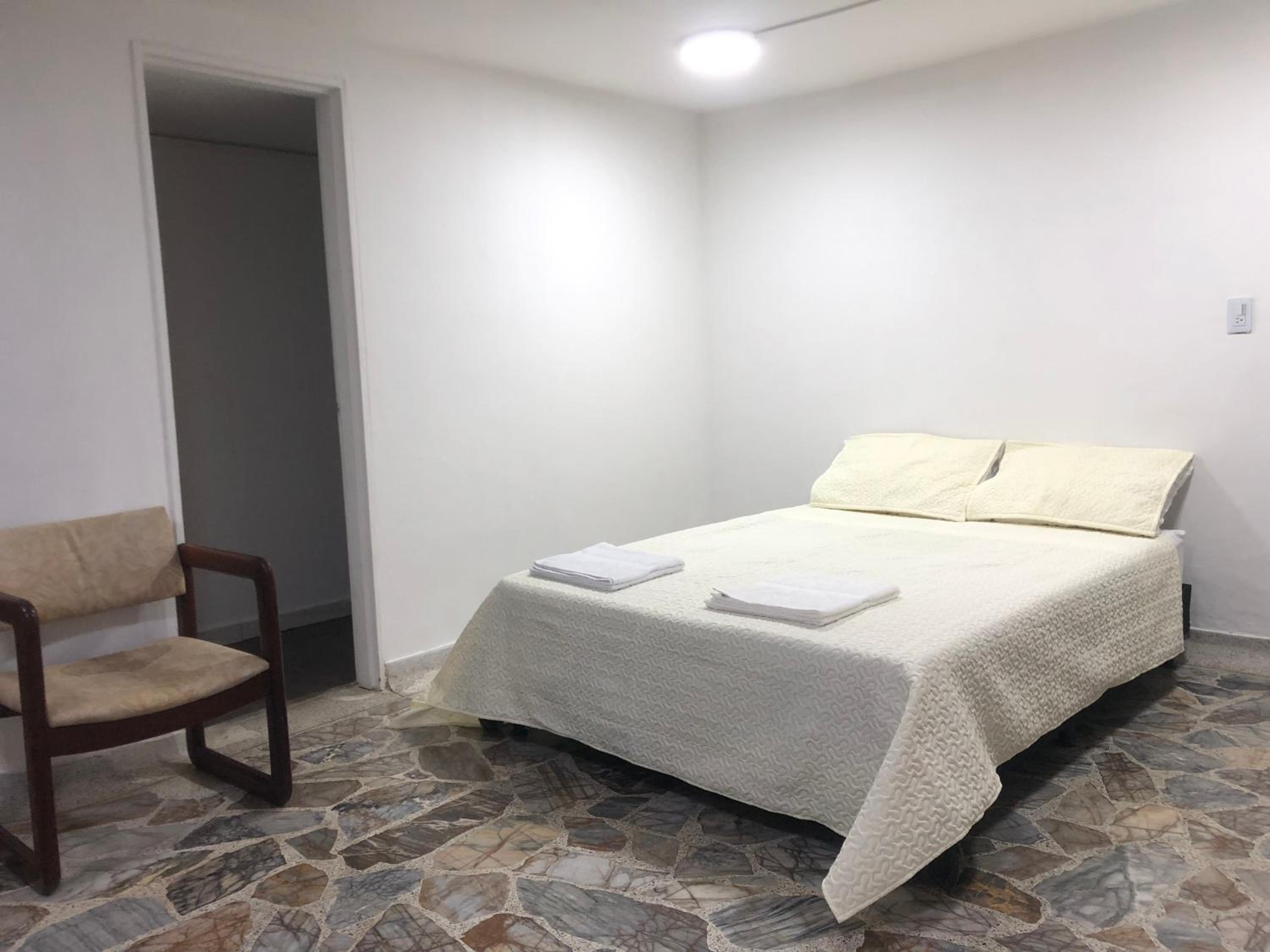 Céntrico apartamento y bien ubicado en laureles 202
