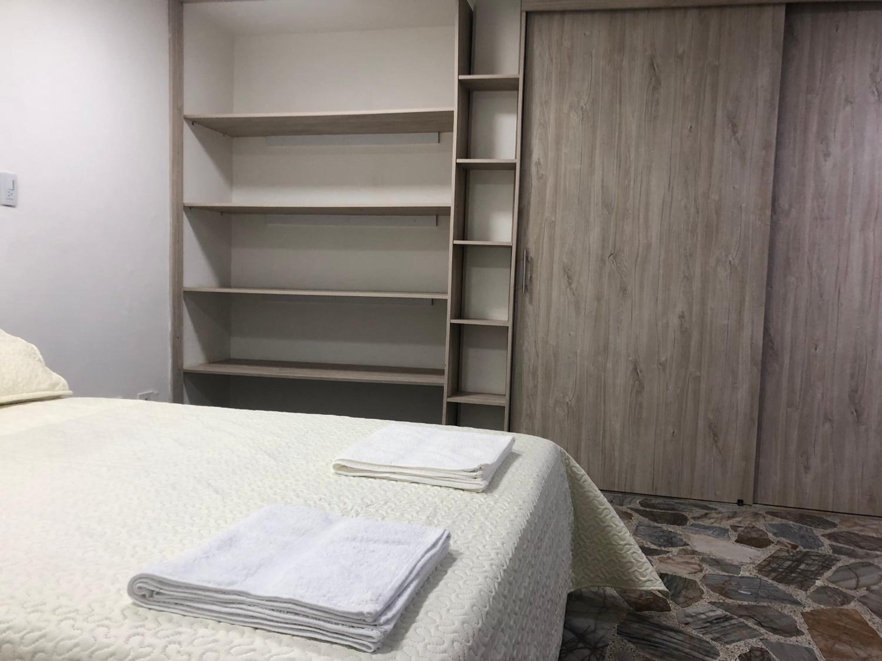 Céntrico apartamento y bien ubicado en laureles 202