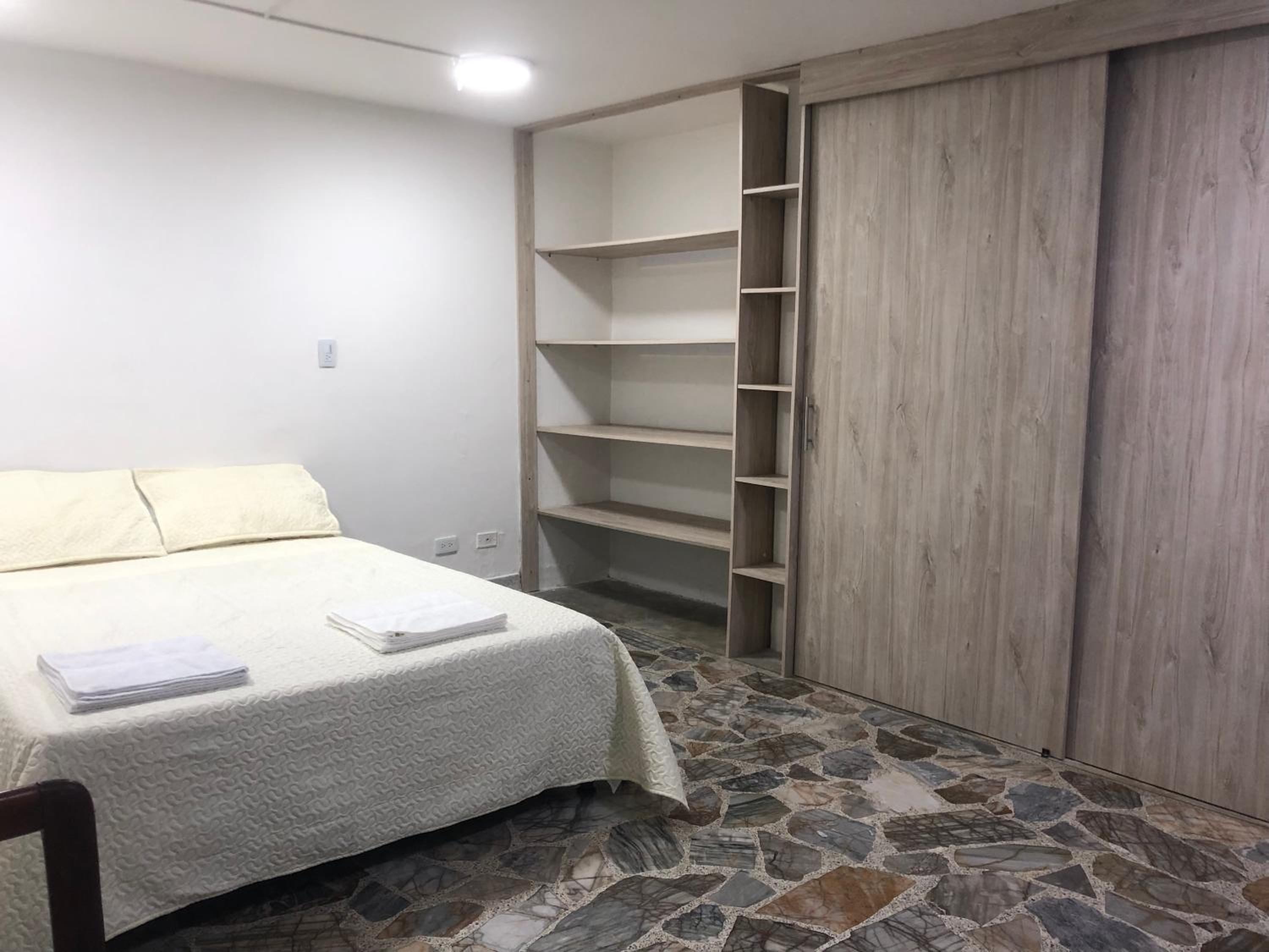 Céntrico apartamento y bien ubicado en laureles 202