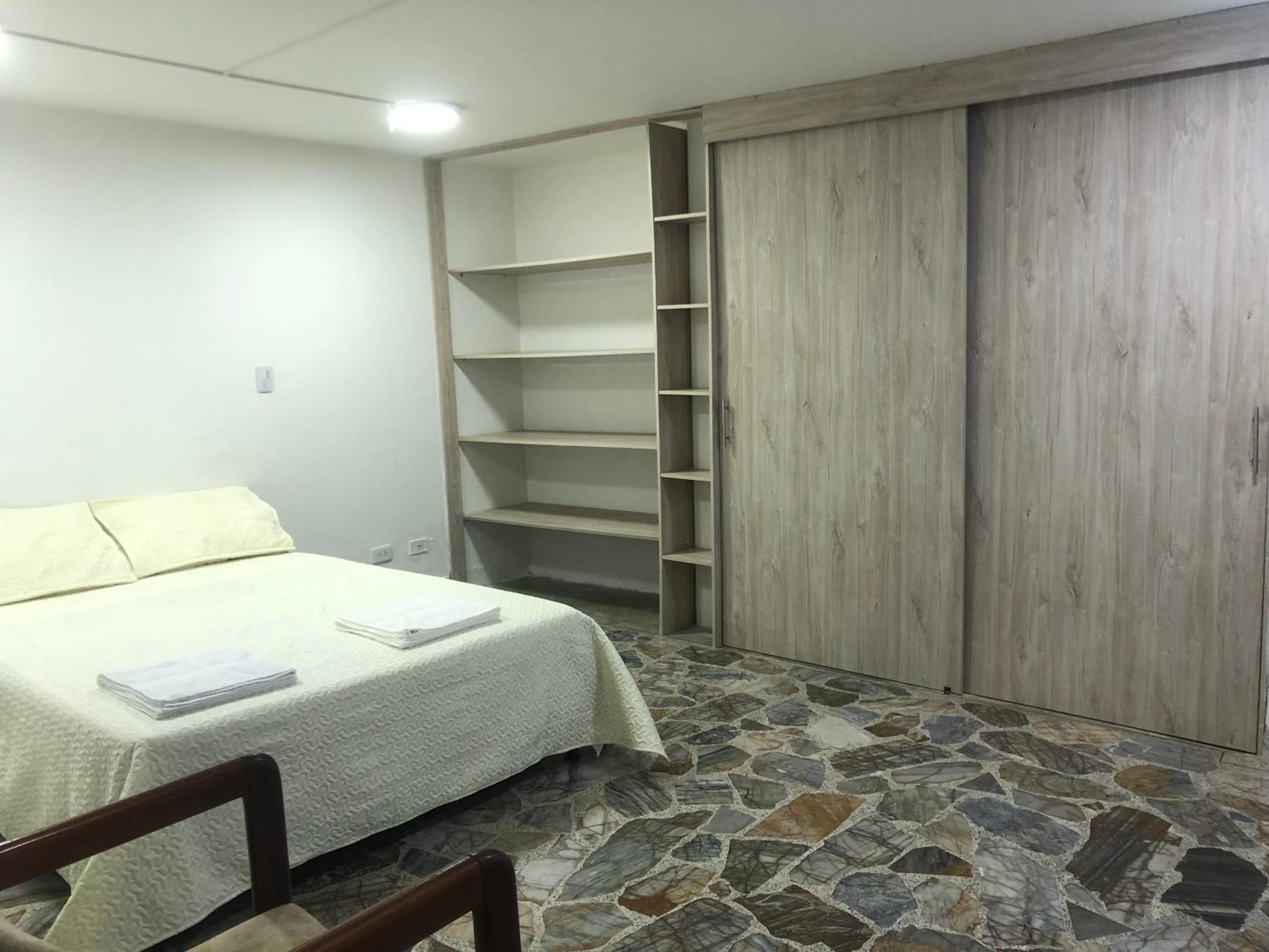 Céntrico apartamento y bien ubicado en laureles 202
