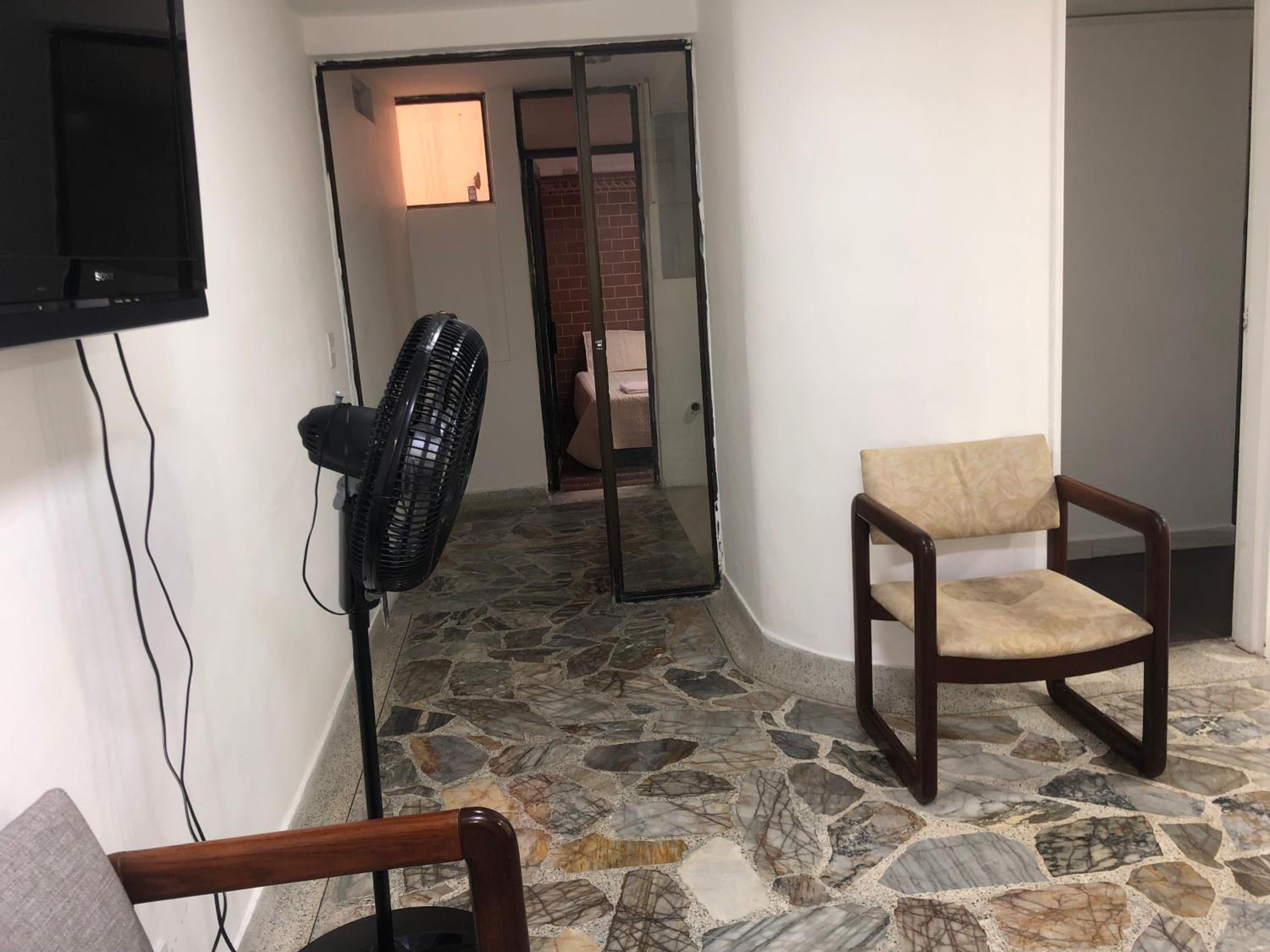 Céntrico apartamento y bien ubicado en laureles 202
