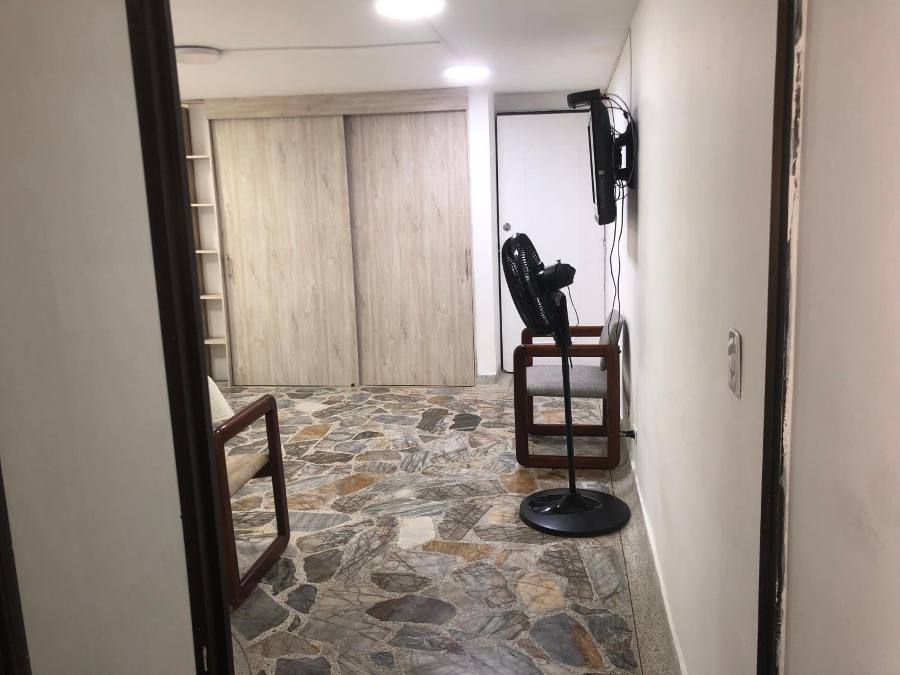 Céntrico apartamento y bien ubicado en laureles 202