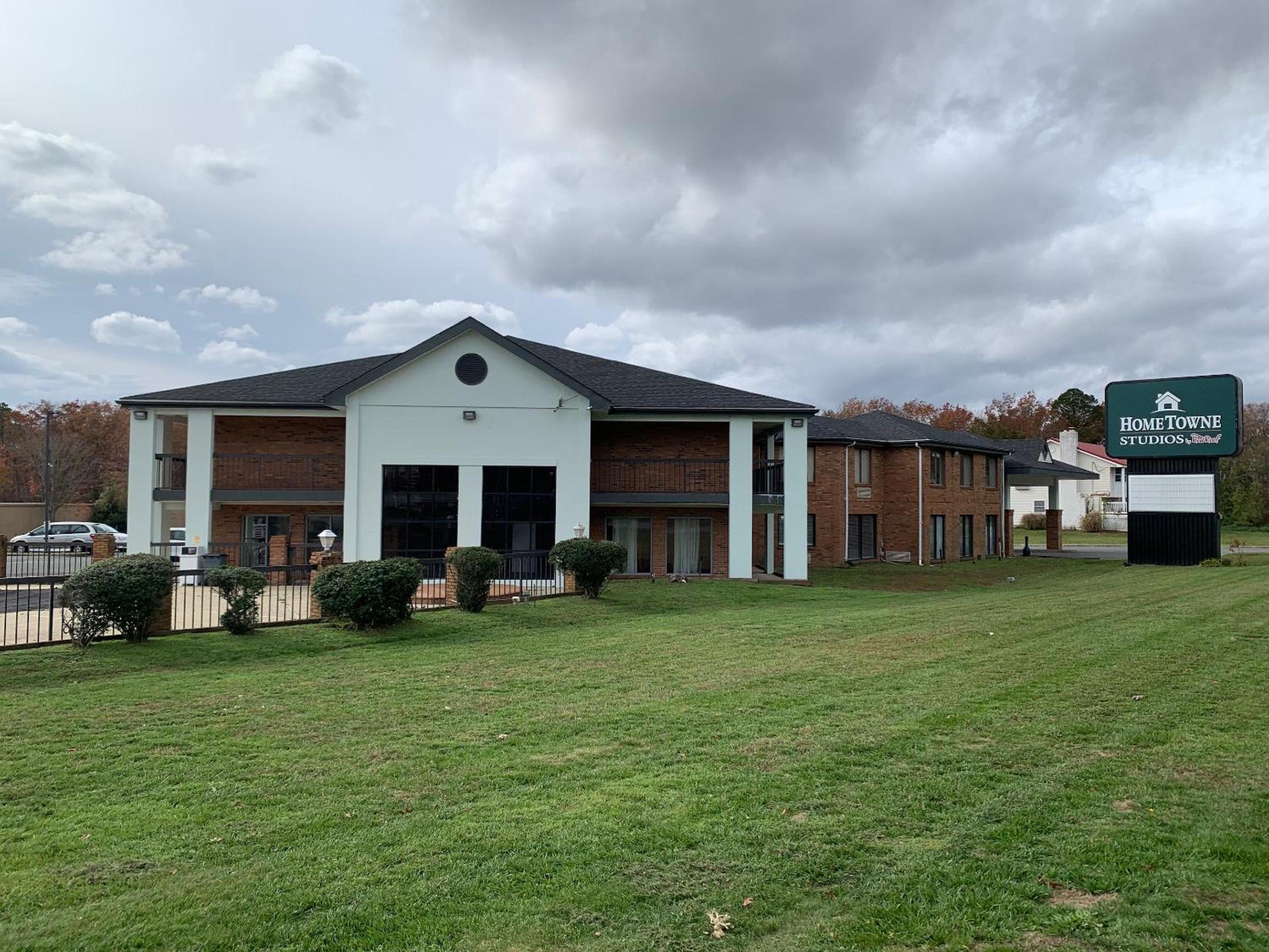 Hotel HomeTowne Studios by Red Roof Egg Harbor-Atlantic City Airport - Image 1