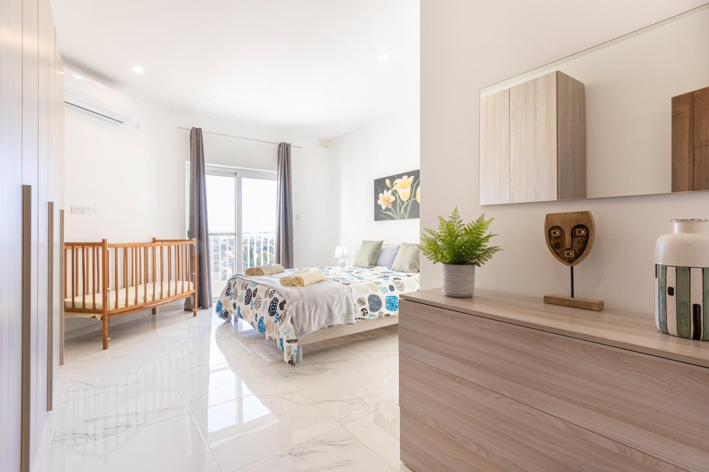 H1- Modern & Spacious 3 Bedroom Apartment view 5