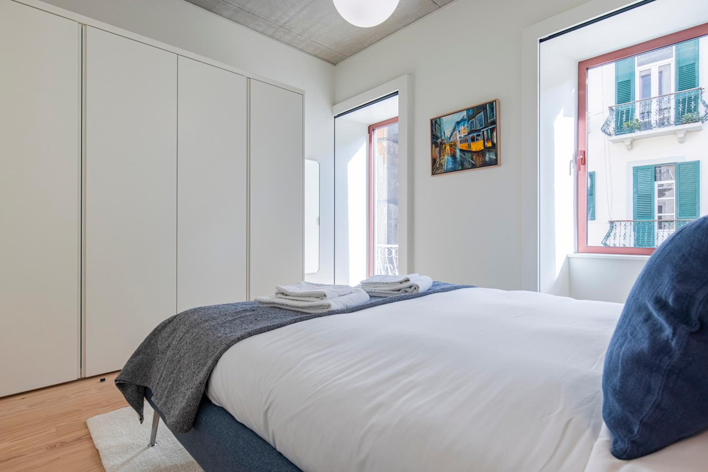 Deluxe 2BDR Apartment W/ Patio by LovelyStay view 5