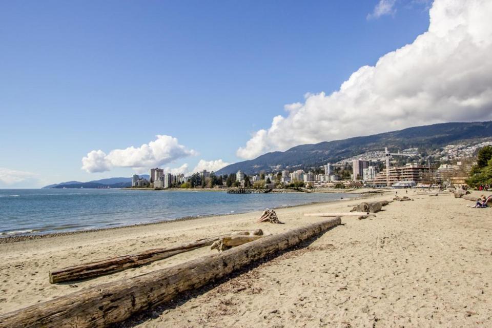 Great West Vancouver house with hot tub, across from beach & 10 mn to Downtown Vancouver