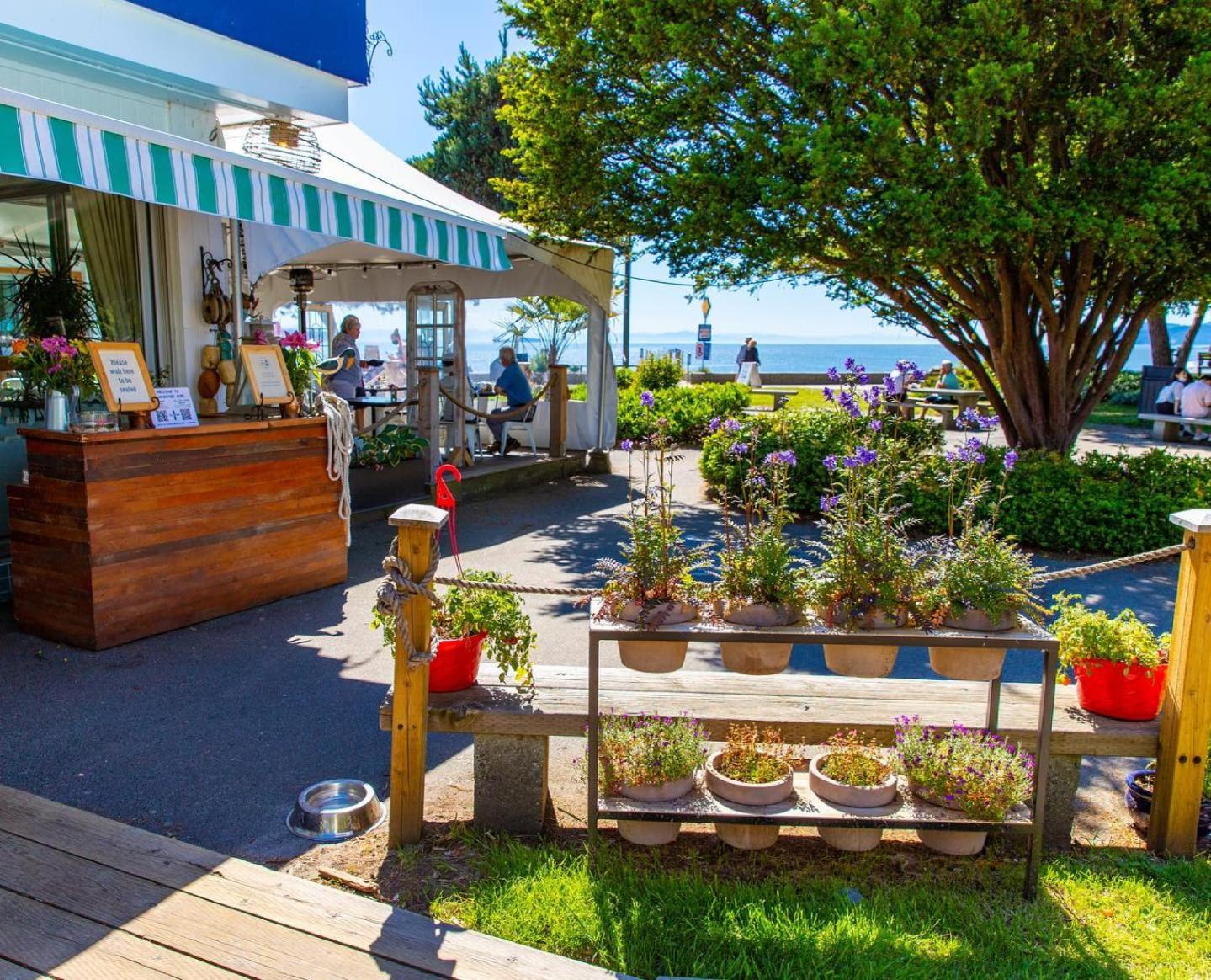 Great West Vancouver house with hot tub, across from beach & 10 mn to Downtown Vancouver