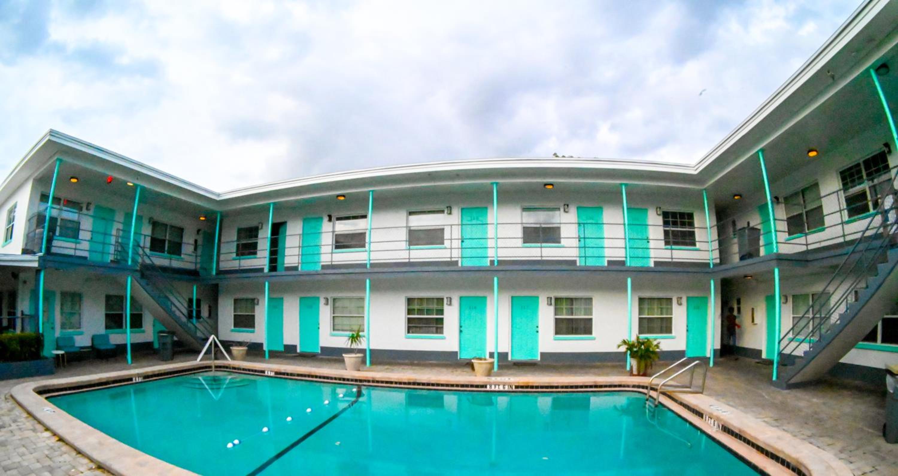 Hotel Uptown Inn & Suites - Image 1