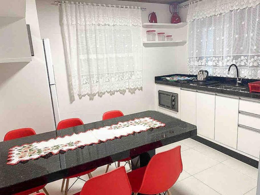 Casa completa pertinho da praia da Armação