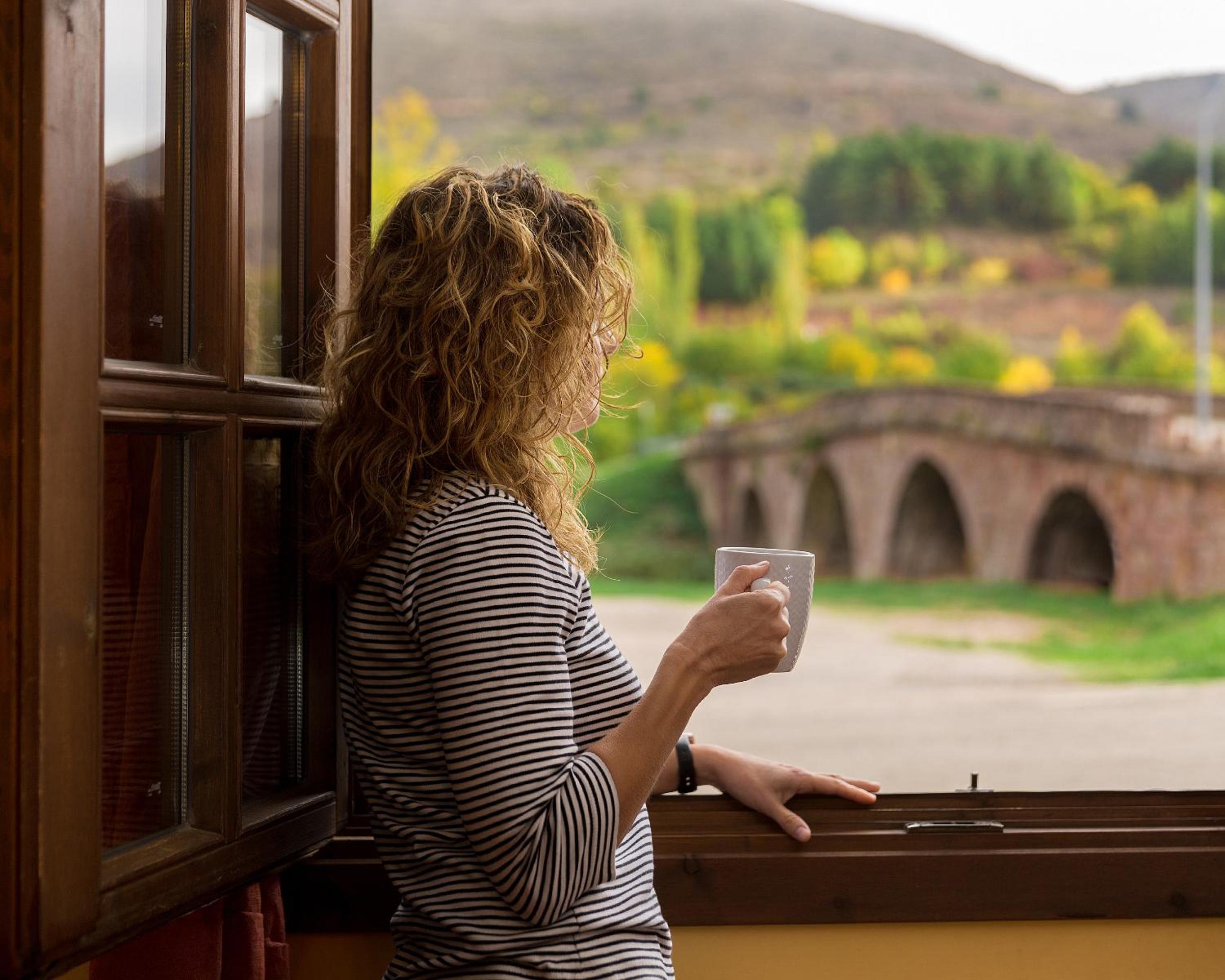 Casa Fresneda Jardín río y parque infantil frente a la casa