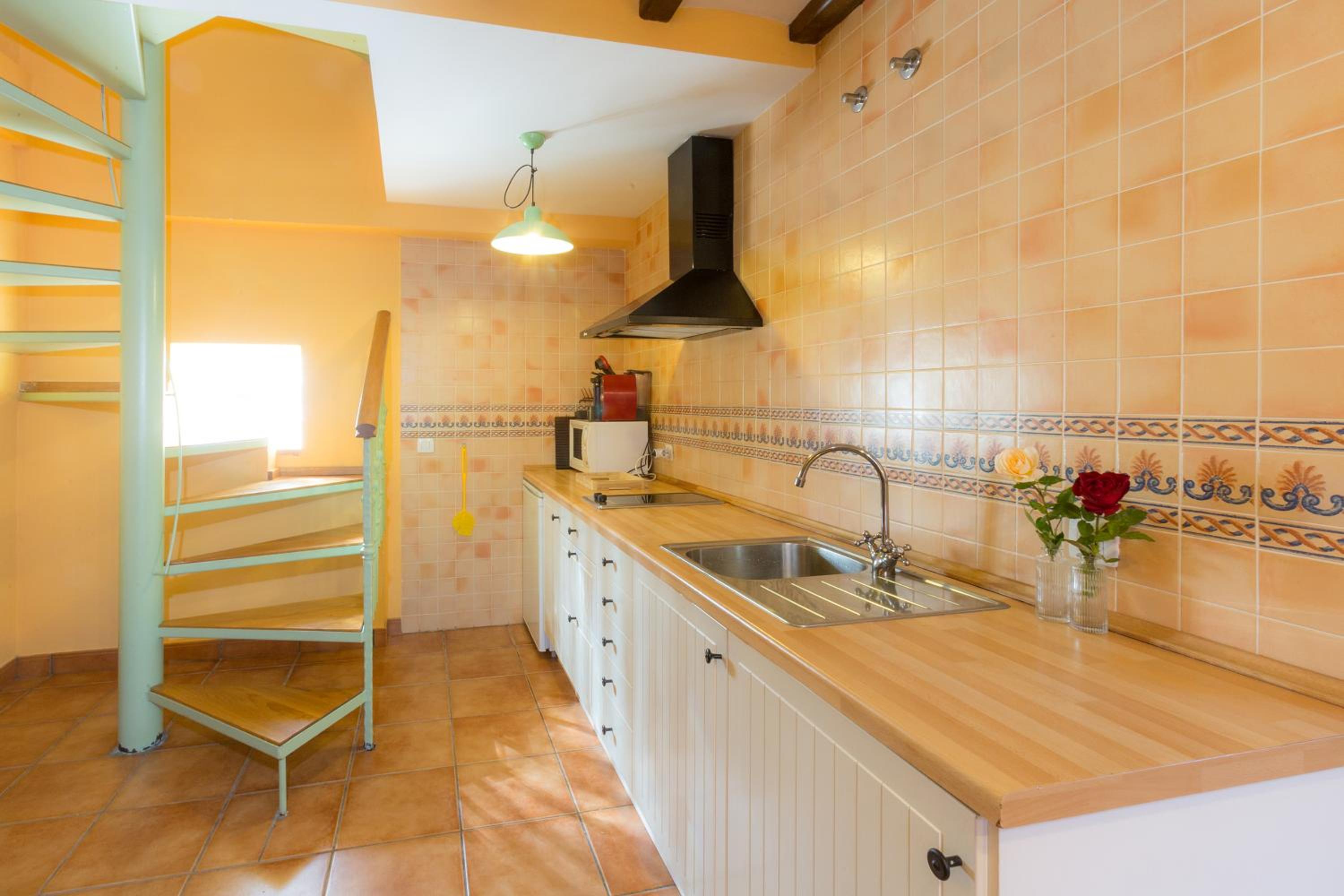 Casa Fresneda Jardín río y parque infantil frente a la casa