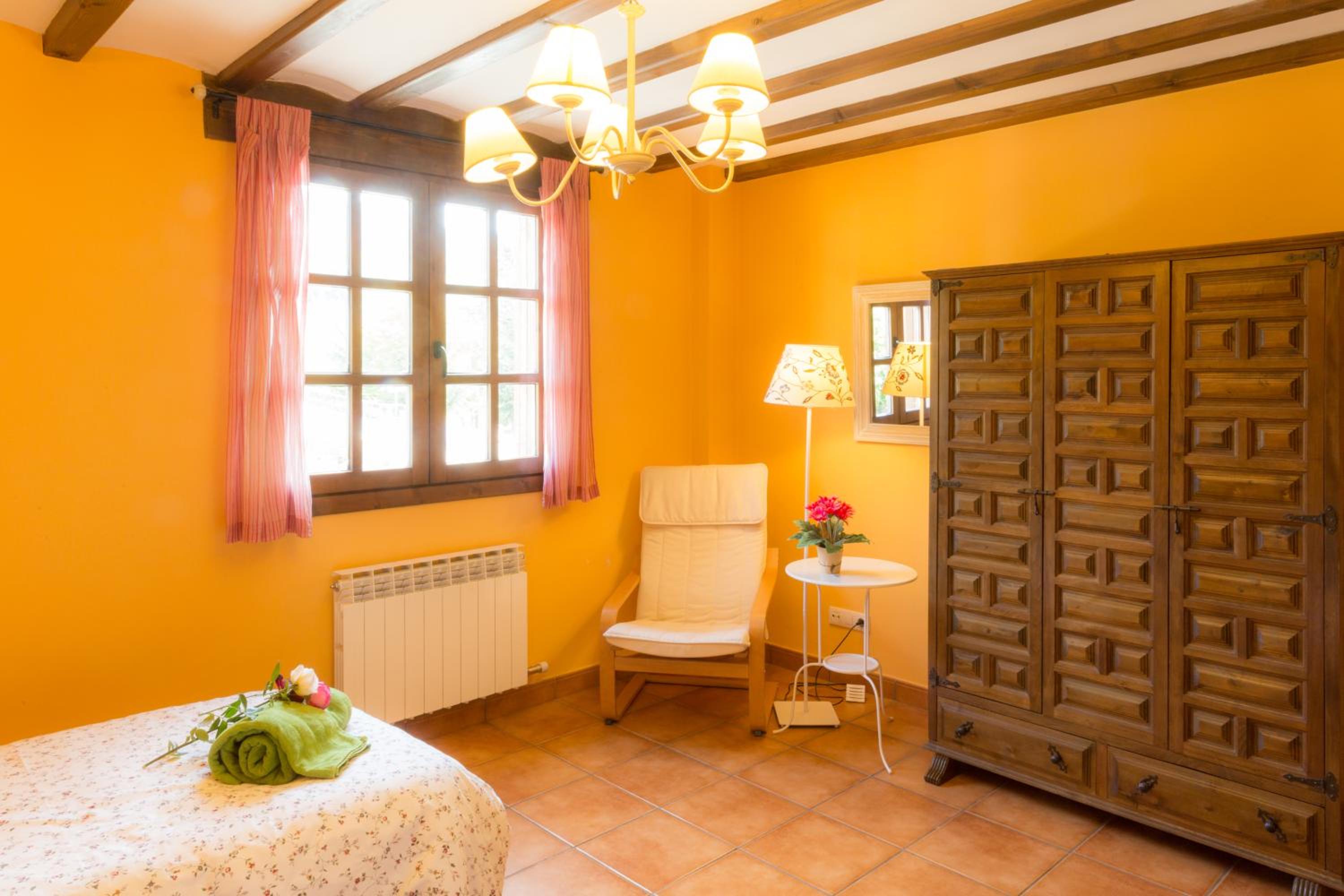 Casa Fresneda Jardín río y parque infantil frente a la casa