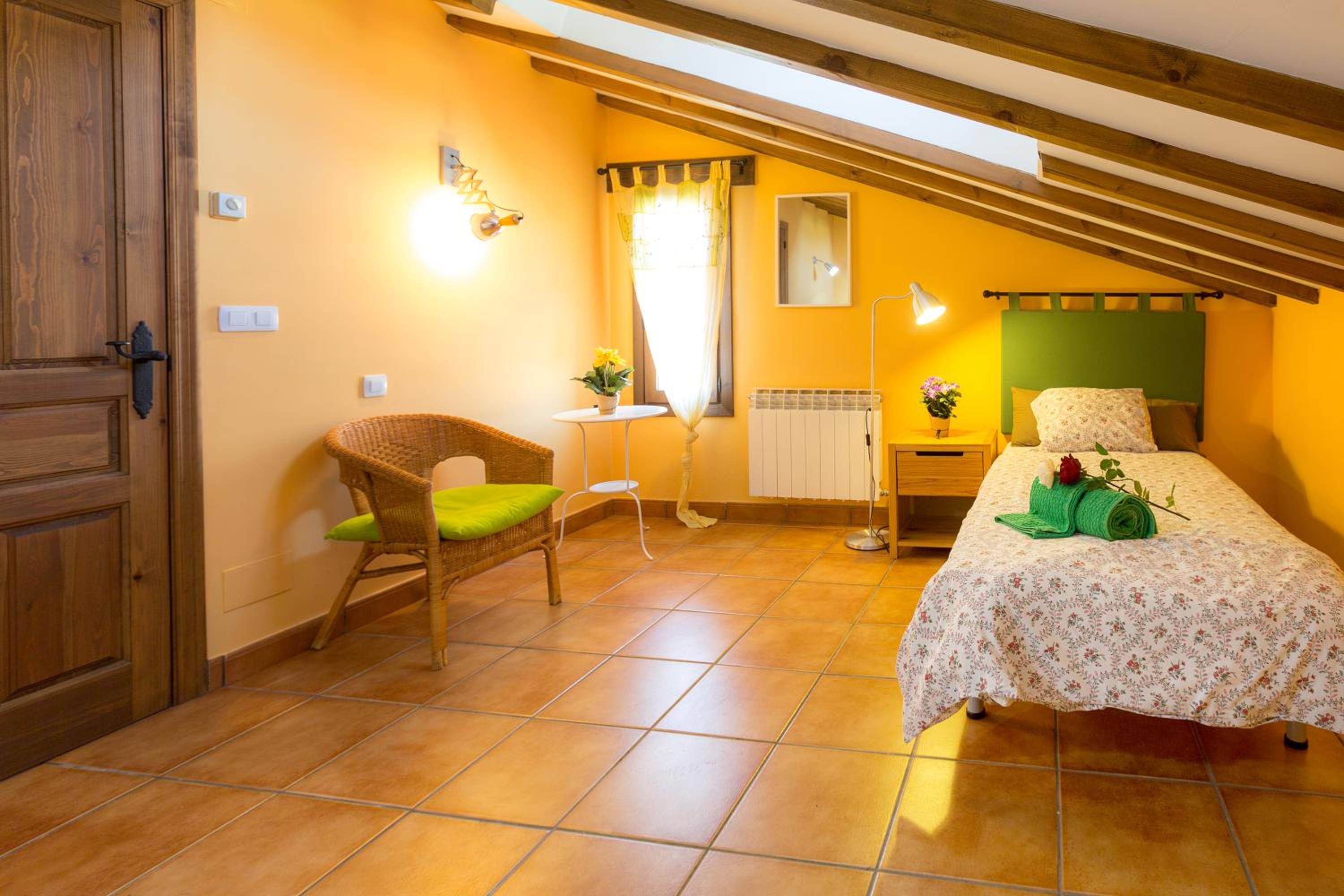 Casa Fresneda Jardín río y parque infantil frente a la casa