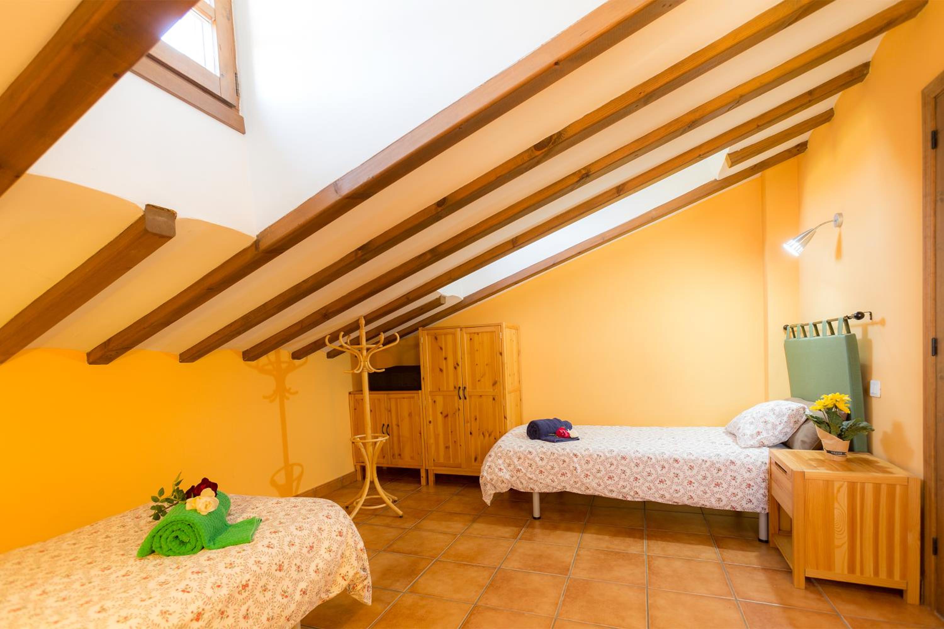 Casa Fresneda Jardín río y parque infantil frente a la casa