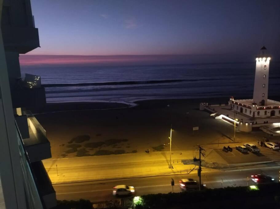 Depto. frente a la playa con hermosa vista al mar y faro La Serena