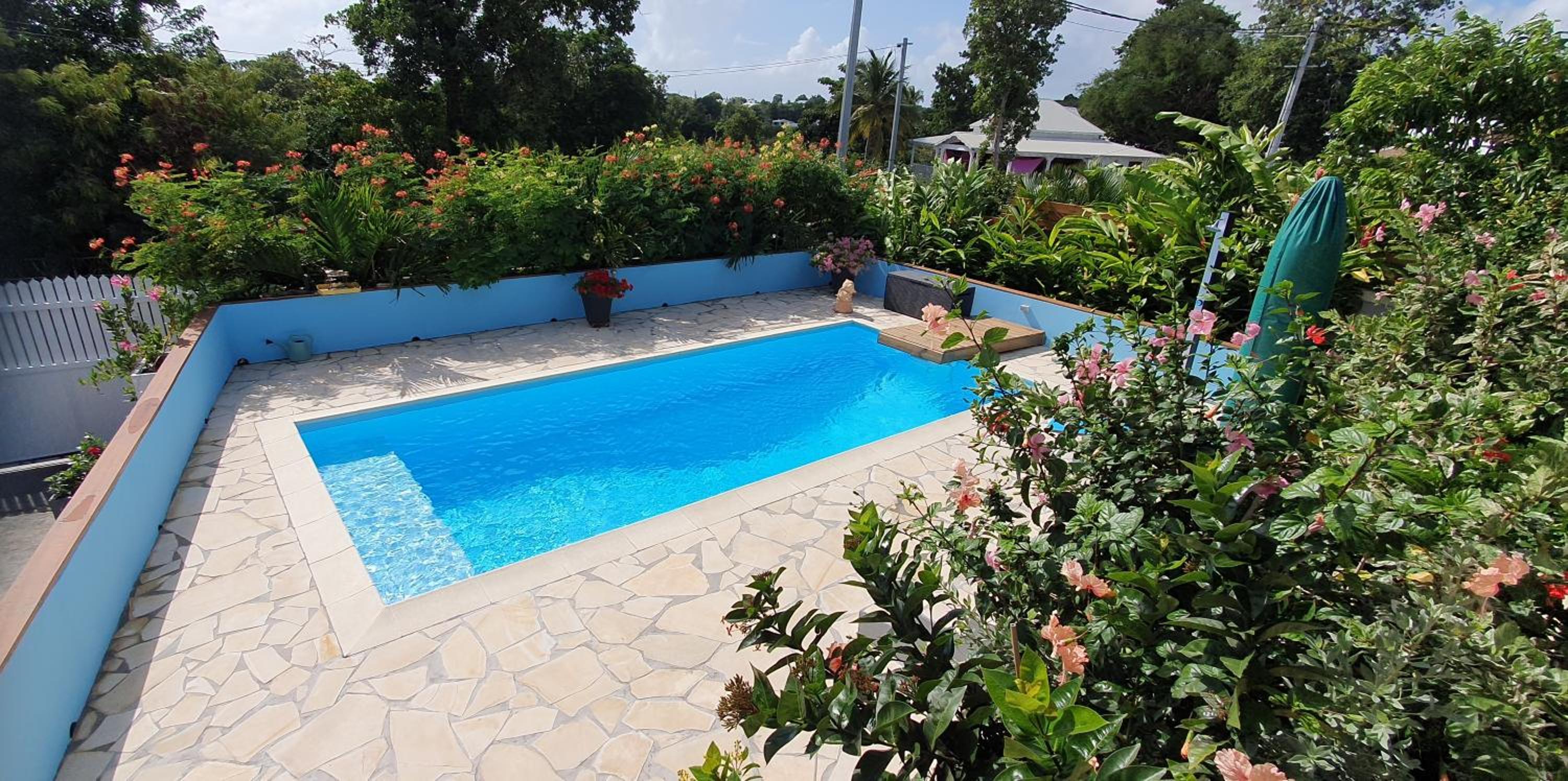 "Chez Claudia "charmant logement avec jacuzzi privatif en toute intimité sur belle terrasse extérieure en bois et piscine view 4