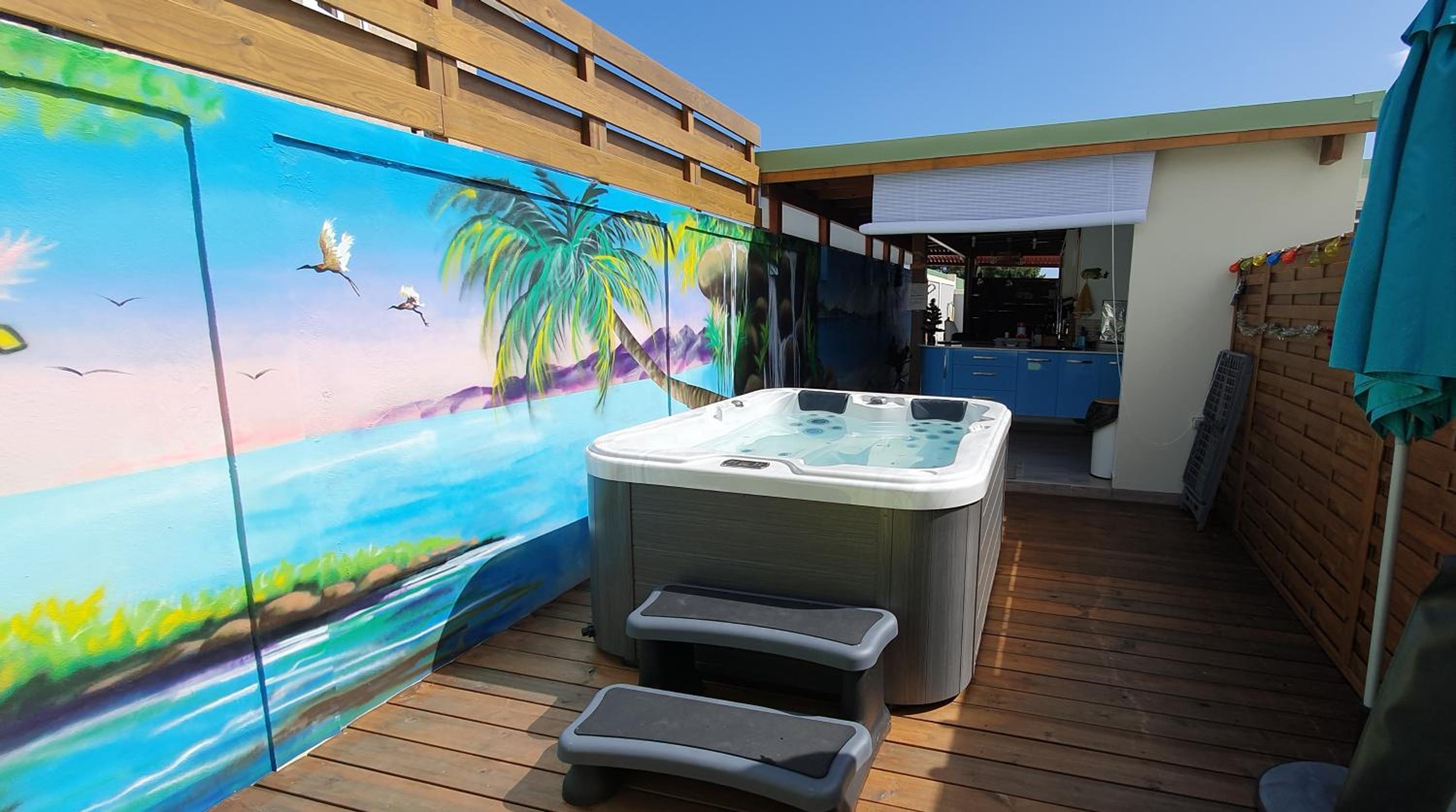 "Chez Claudia "charmant logement avec jacuzzi privatif en toute intimité sur belle terrasse extérieure en bois et piscine view 5