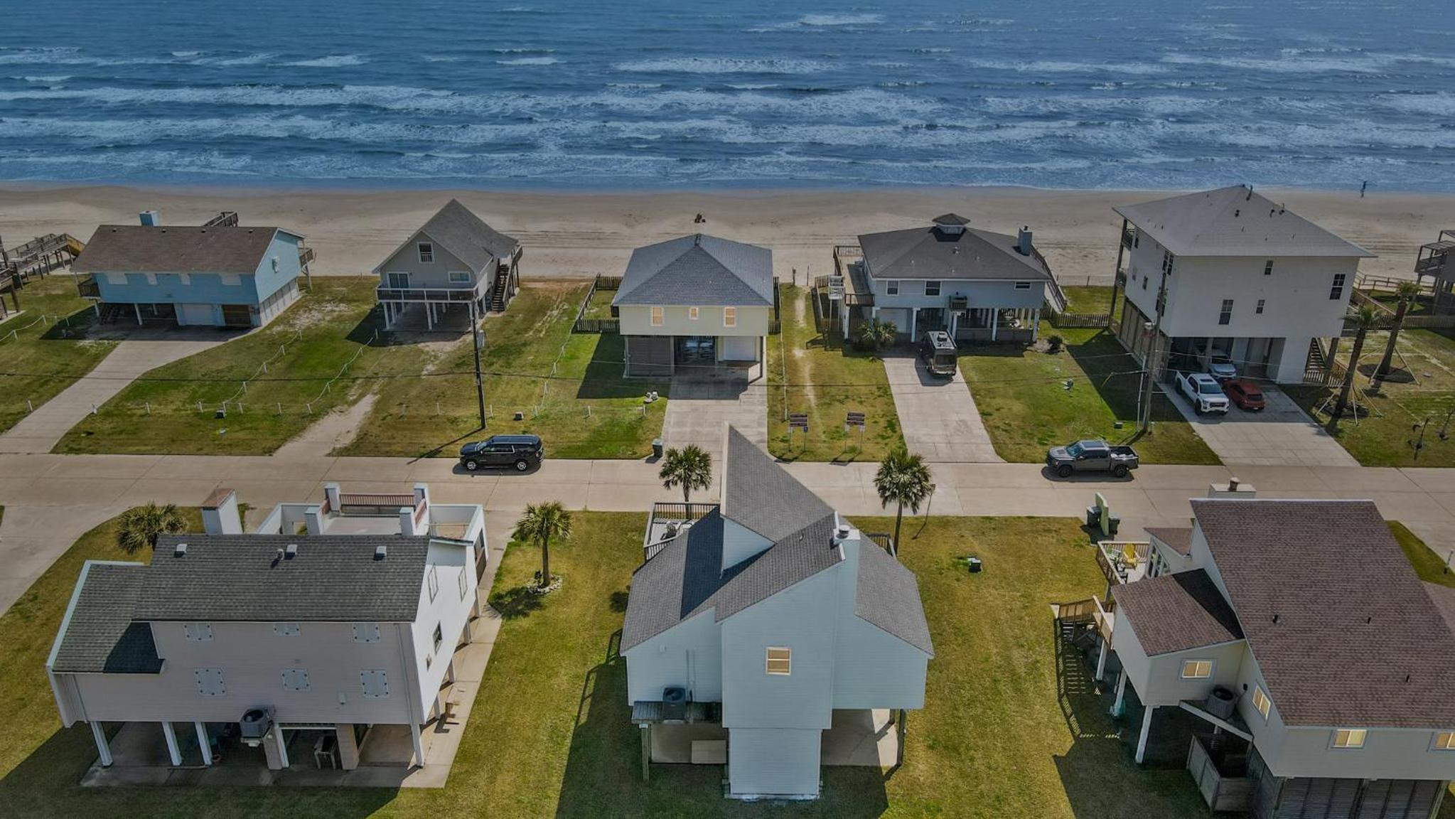 NEW ~Cozy Chic Beachside Bungalow~ STEPS TO BEACH view 4