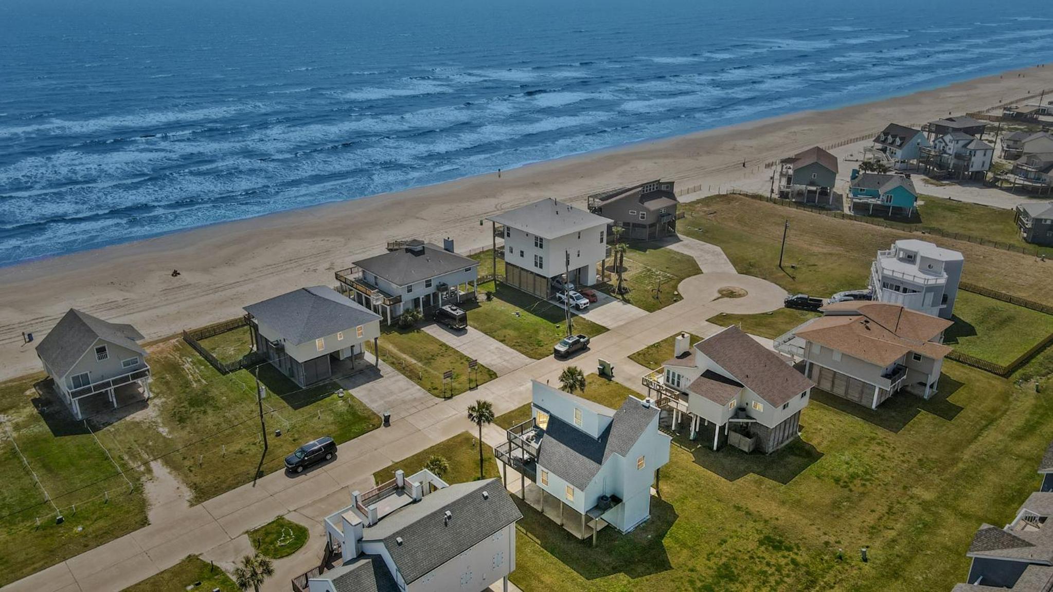 NEW ~Cozy Chic Beachside Bungalow~ STEPS TO BEACH view 5