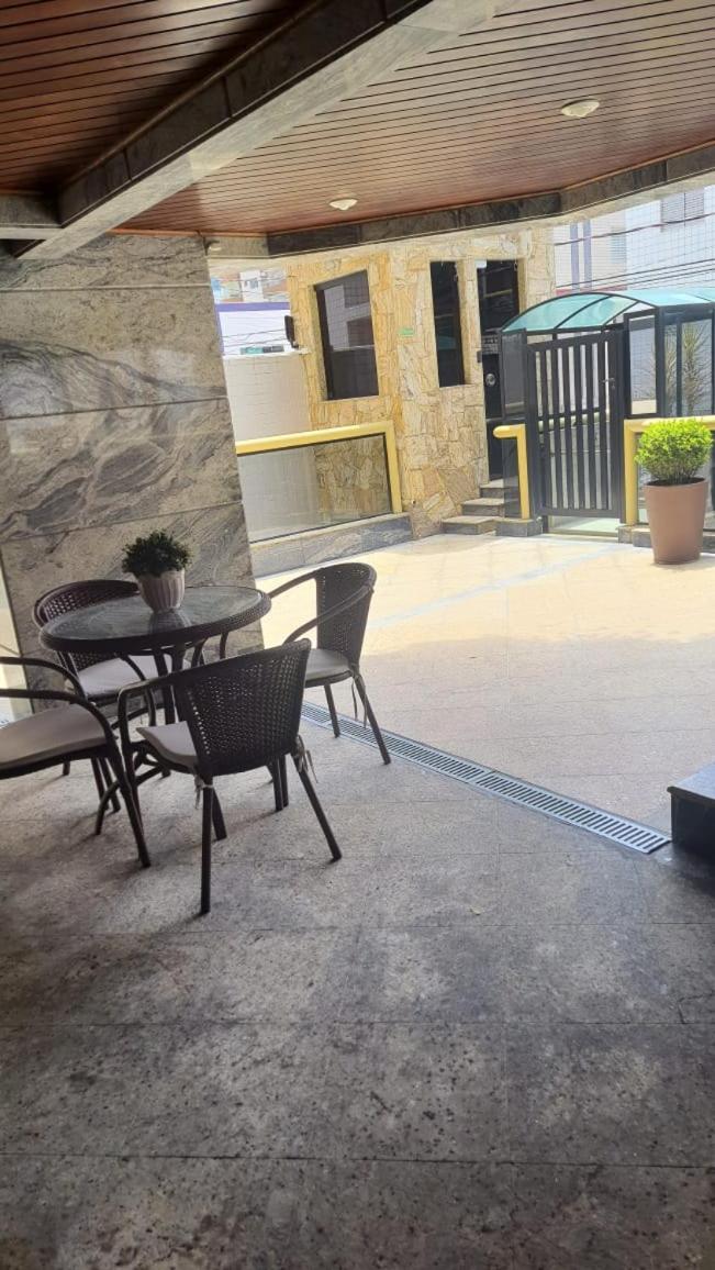 074 Cantinho da Praia - 1 quarto c/ varanda - 200 m da praia - WI FI e com área de lazer - PISCINA e Salão de Jogos e ESTACIONAMENTO GRATUITO