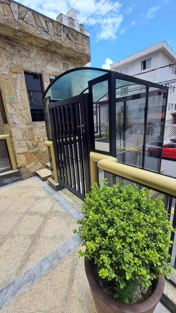 074 Cantinho da Praia - 1 quarto c/ varanda - 200 m da praia - WI FI e com área de lazer - PISCINA e Salão de Jogos e ESTACIONAMENTO GRATUITO
