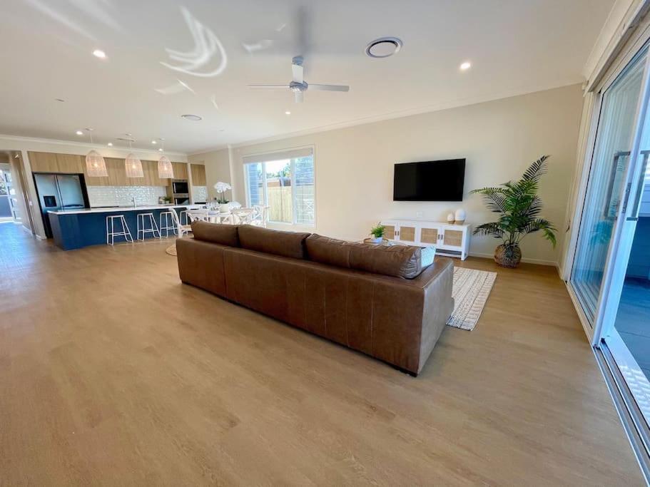 Capri Waterfront Resort-Style 5BR & Pool