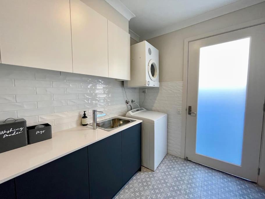 Capri Waterfront Resort-Style 5BR & Pool