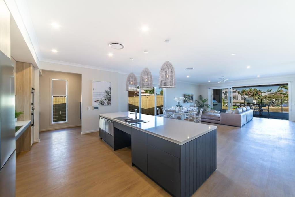 Capri Waterfront Resort-Style 5BR & Pool