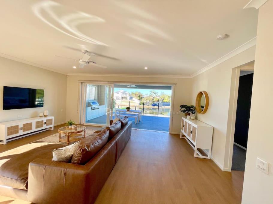 Capri Waterfront Resort-Style 5BR & Pool
